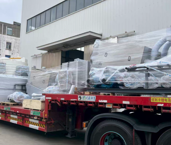 قامت شركة Qingben Environmental بنجاح بشحن خزان الجرعات الكيميائية PE لمشروع نزح المياه من الحمأة بالضغط اللولبي إلى Meishan، Sichuan